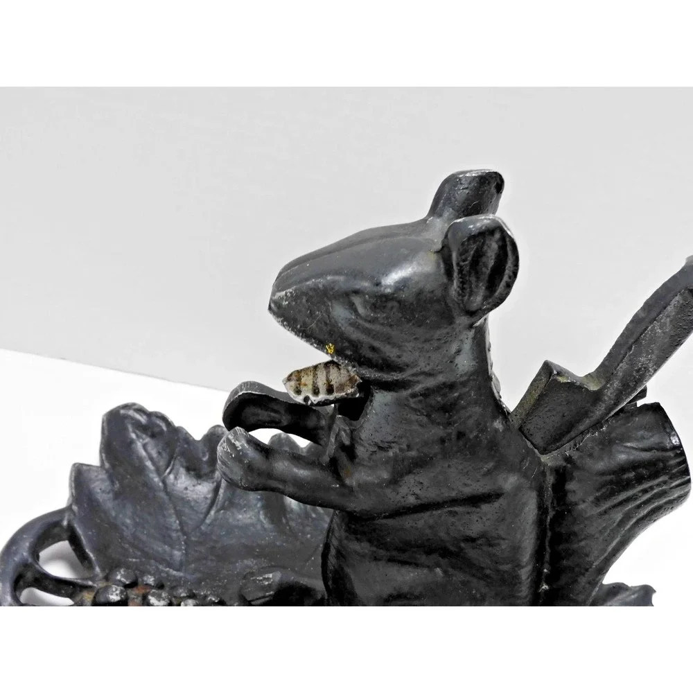 VTG Cast Iron Squirrel Nutcracker on Leaf Base Rustic Black Metal Decor JC115